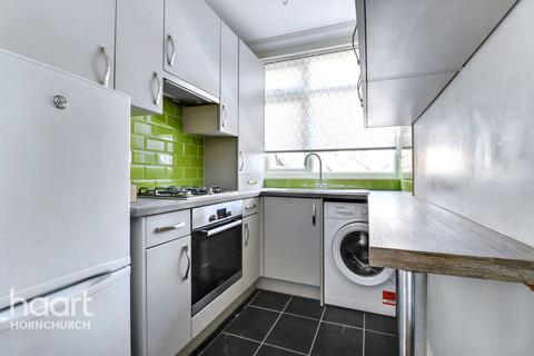 2 bedroom apartment for sale, Grey Towers Avenue, HORNCHURCH