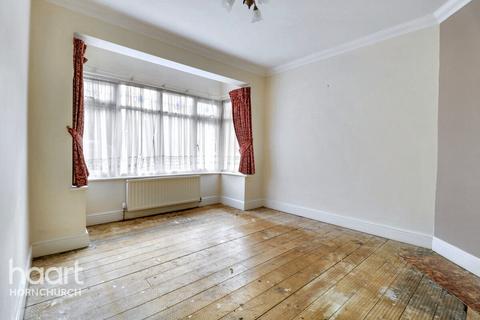 2 bedroom apartment for sale, Grey Towers Avenue, HORNCHURCH