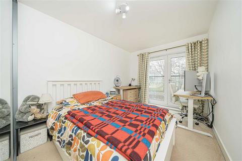 2 bedroom flat to rent, Southcott Road, Teddington TW11