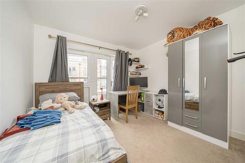 2 bedroom flat to rent, Southcott Road, Teddington TW11