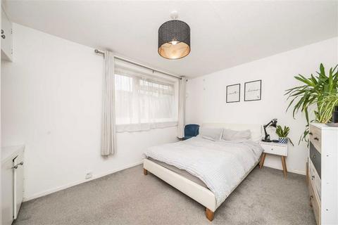 1 bedroom flat to rent, Harrowdene Gardens, Teddington TW11