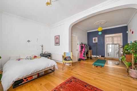 3 bedroom end of terrace house for sale, London E3