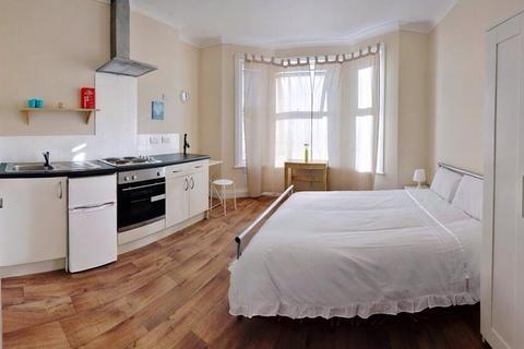 Studio to rent, Flat 3, Primerose, Bournemouth, BH3