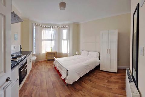 Studio to rent, Flat 3, Primerose, Bournemouth, BH3