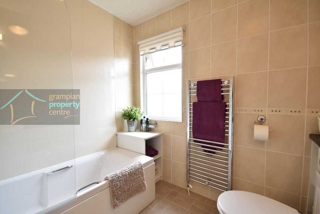Bathroom 2.JPG