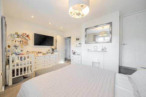 2 bedroom maisonette for sale, The Greenway, Epsom, Surrey. KT18