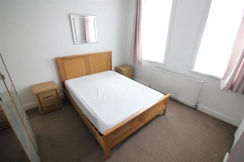 2 bedroom house to rent, Myrtle Road, Hounslow