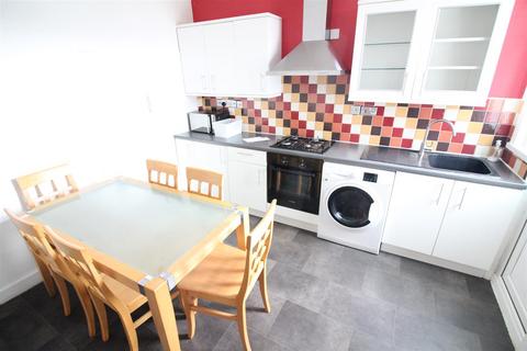 2 bedroom house to rent, Myrtle Road, Hounslow