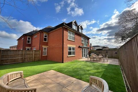 2 bedroom flat for sale, Broadstone