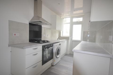 3 bedroom end of terrace house to rent, Ilford, IG6