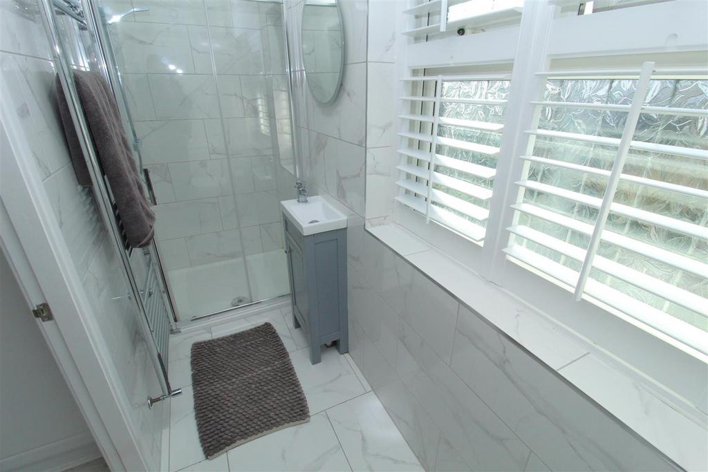 Ensuite1.JPG