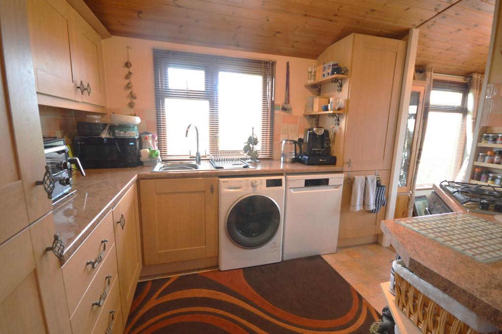 Kitchen 1.jpg