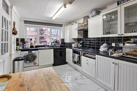20 Lowestoft Close, London, E5 9NQ
