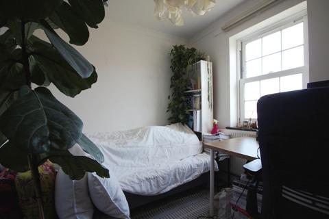 20 Lowestoft Close, London, E5 9NQ