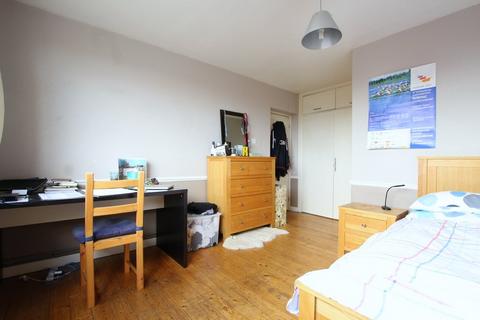 1 bedroom in a house share to rent, Breasley Close, London SW15