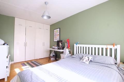 1 bedroom in a house share to rent, Breasley Close, London SW15