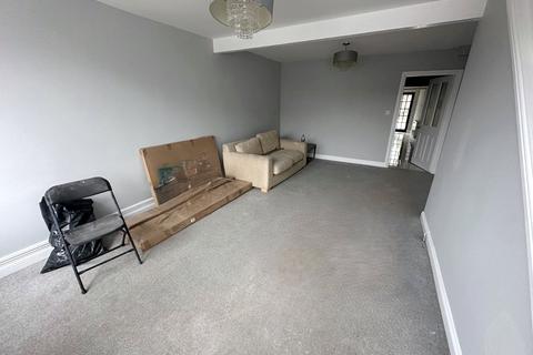 2 bedroom terraced house to rent, Saunton Avenue, Hayes, Greater London, UB3