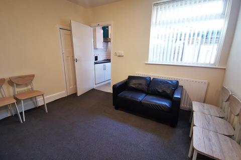 3 bedroom flat to rent, Swinley Gardens, Newcastle upon Tyne, NE15