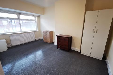 3 bedroom flat to rent, Swinley Gardens, Newcastle upon Tyne, NE15