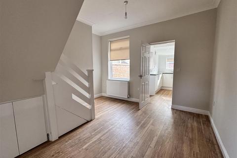 2 bedroom terraced house to rent, Beaconsfield Road, Altrincham