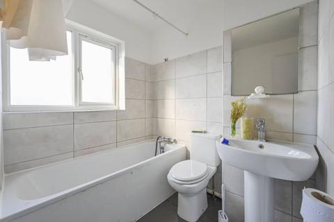 28 Jade Close, London, E16 3TY