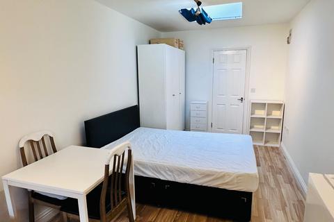 Studio to rent, Hendon Way, London NW2