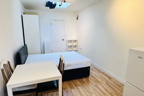 Studio to rent, Hendon Way, London NW2