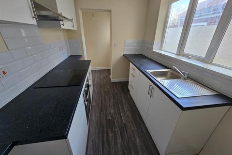 2 bedroom end of terrace house to rent, Rotterdam Road, Lowestoft