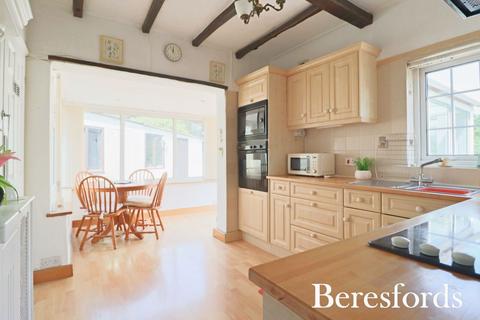 2 bedroom bungalow for sale, Willow Walk, Upminster, RM14