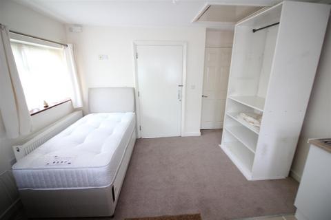 Studio to rent, Magdala Road, Isleworth