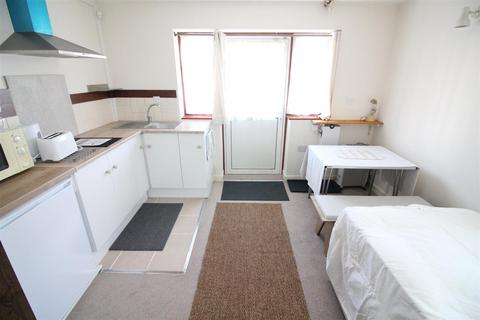 Studio to rent, Magdala Road, Isleworth
