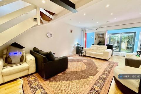 4 bedroom end of terrace house to rent, London W3