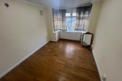 3 bedroom semi-detached house to rent, Oakington Avenue, HAYES, Greater London, UB3