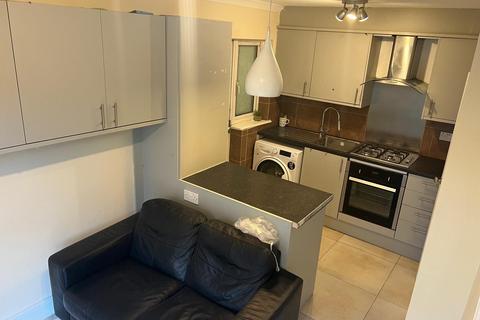 3 bedroom semi-detached house to rent, Oakington Avenue, HAYES, Greater London, UB3