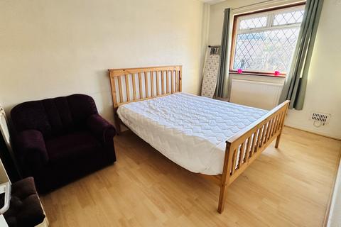 3 bedroom end of terrace house to rent, Lancaster Road, Northolt UB5