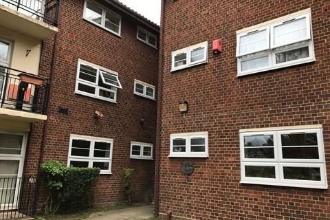 Studio to rent, Memorial Avenue, London, E15