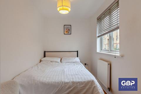 Studio for sale, Kidman Close, Gidea Park, RM2