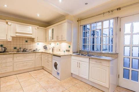 4 bedroom apartment to rent, Strathmore Court, London