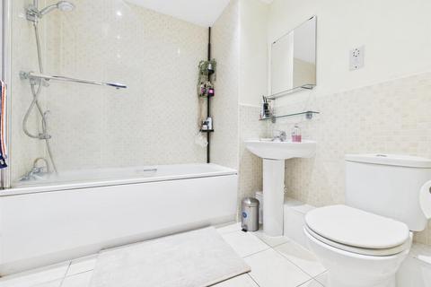 1 bedroom apartment for sale, Coleridge Drive, Ruislip HA4