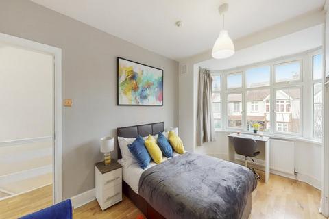 1 bedroom in a house share to rent, Highview Road, London W13