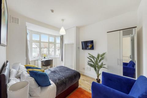 1 bedroom in a house share to rent, Highview Road, London W13