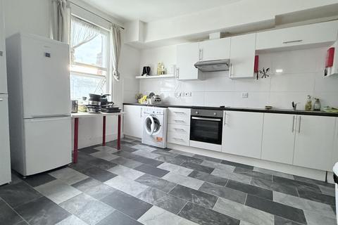 1 bedroom in a house share to rent, Chaplin Road, Willesden