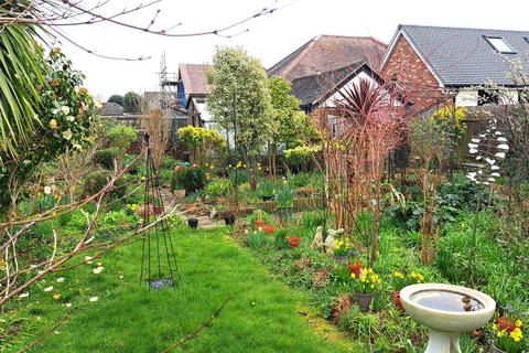 3 bedroom detached bungalow for sale, Barton Lane Barton on Sea BH25 7PW