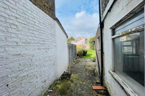 21 Gloucester Road, London, E17 6AE
