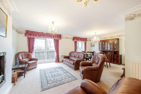 3 bedroom flat for sale, Oakhampton Court, Park Avenue, Leeds LS8