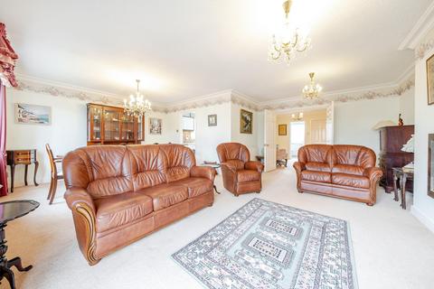 3 bedroom flat for sale, Oakhampton Court, Park Avenue, Leeds LS8