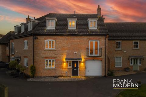 4 bedroom semi-detached house for sale, Windle Drive, Bourne, PE10