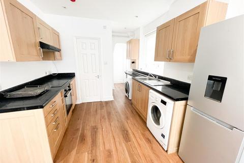 2 bedroom flat to rent, Godson Road, Croydon