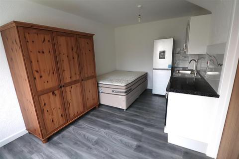 Studio to rent, Islip Manor Road, Northolt