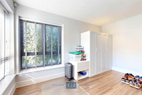 13 Park View, Chigwell, IG7 5EF